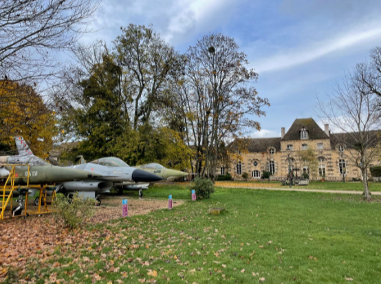 Французский замок с более чем 100 истребителями