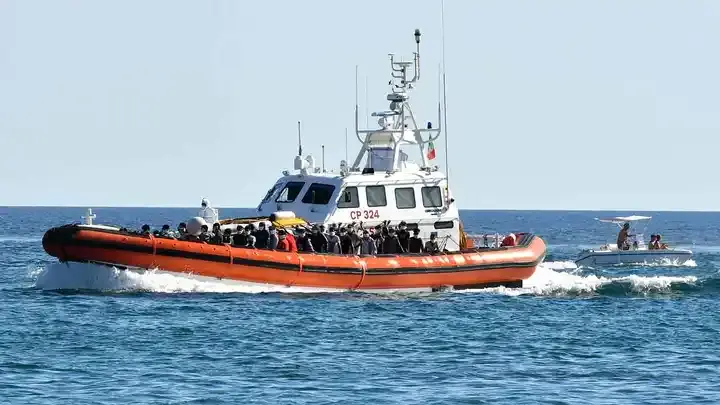 Утонувшие мигранты, выброшенные на берег, переполняют африканскую нацию, ищутся ‘радикальные варианты’ по мере пополнения кладбищ