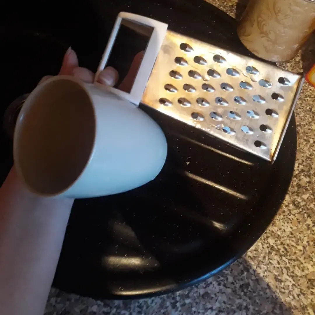 Хотела выбросить старую тёрку, а муж наточил её за минуту - просто потёр на ней кружку