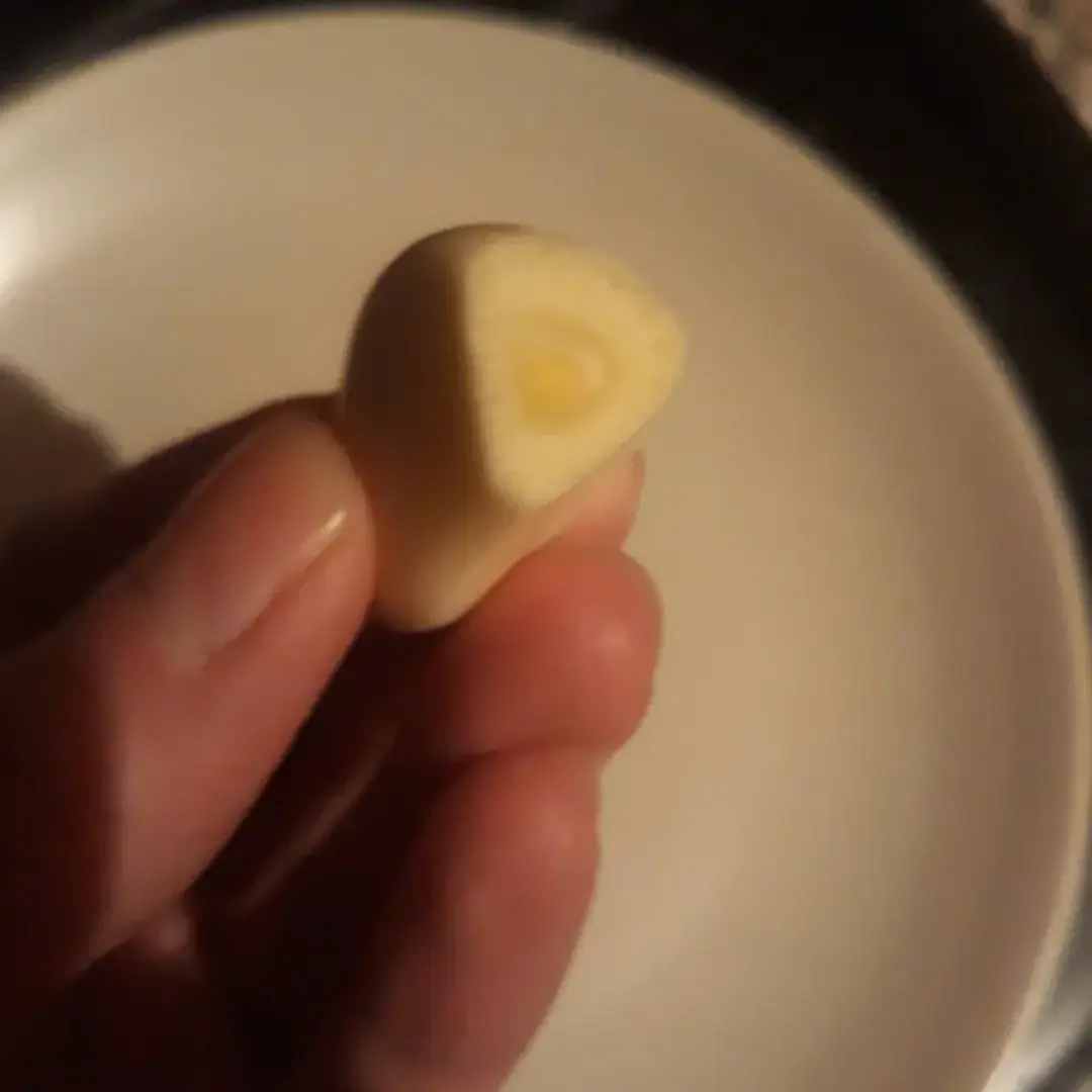 Зачем натирать тарелку зубчиком чеснока (для вкуса)