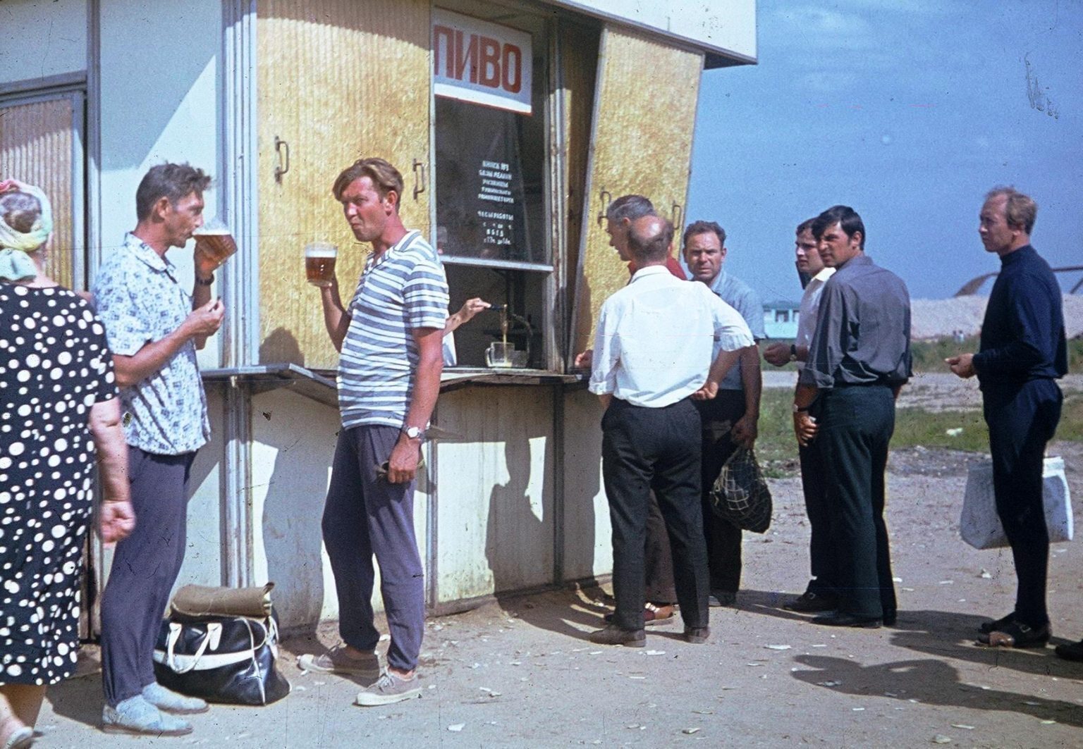 Жизнь в СССР: "Трус не играет в хоккей!" — как проводили досуг советские мужчины? Опрос