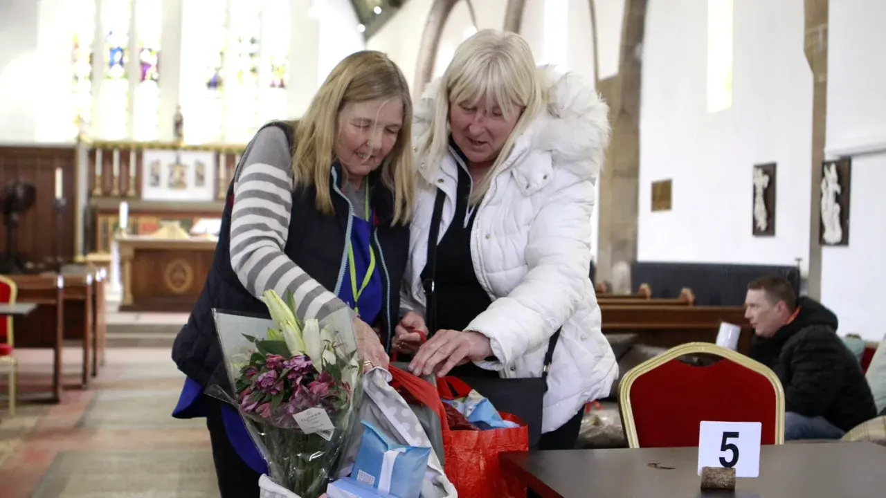 "Это выглядит не очень хорошо". Из-за кризиса стоимости жизни некоторые британцы сомневаются в том, чтобы тратить деньги на блестящую коронацию