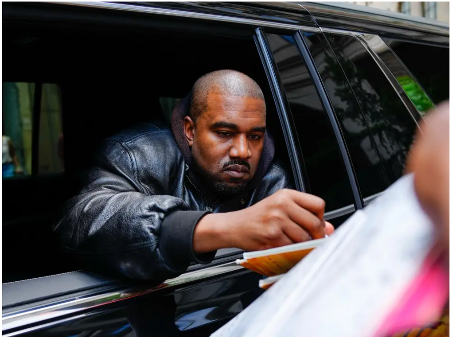 Adidas хочет дистанцироваться от скандала с Канье Уэстом, однако инвесторы расстроены и обращаются в суд.