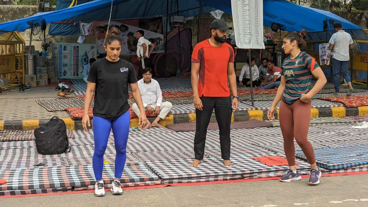 Лучшие борцы Индии разбили лагерь на улицах Нью-Дели. Вот почему