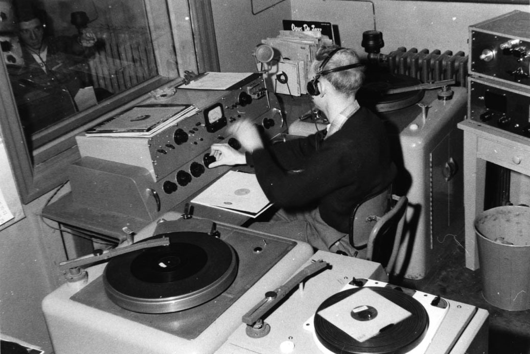 Советское радио как популярнейшее средство массовой информации и действенное оружие пропаганды. Известный диктор, радиостанции и радиопередачи.