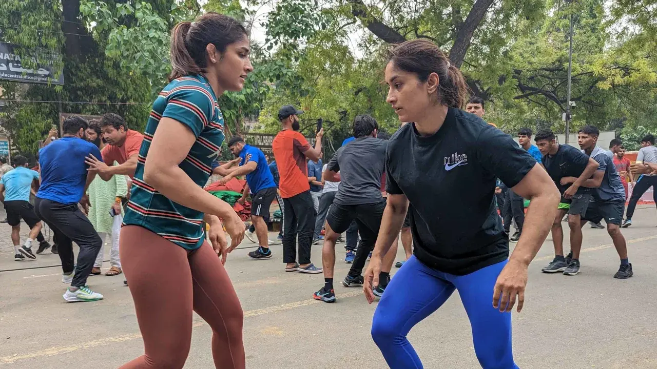 Лучшие борцы Индии разбили лагерь на улицах Нью-Дели. Вот почему