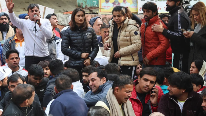 Лучшие борцы-женщины Индии собираются на улицах Нью-Дели. Вот почему