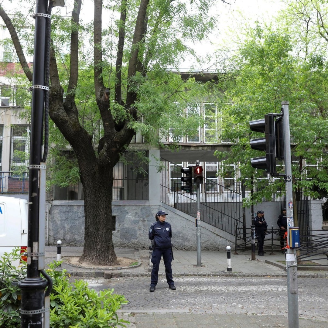 Семиклассник открыл огонь в школе в Сербии, убив 8 детей