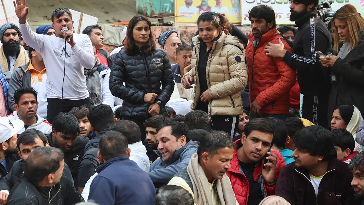 Лучшие борцы Индии разбили лагерь на улицах Нью-Дели. Вот почему