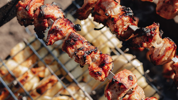 Чтобы сохранить здоровье во время майских праздников, рекомендуется уменьшить количество потребляемого алкоголя и не переедать.