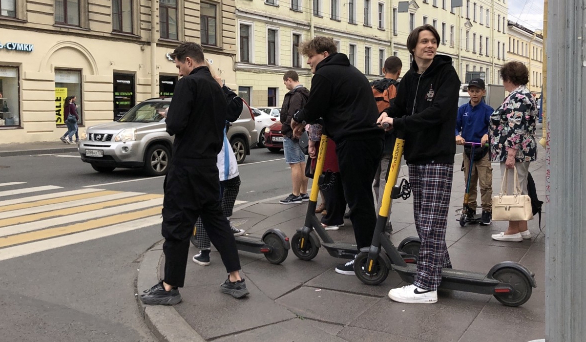"Лихачи во дворах": использование электросамокатов и гироскутеров в жилых зонах запретят?