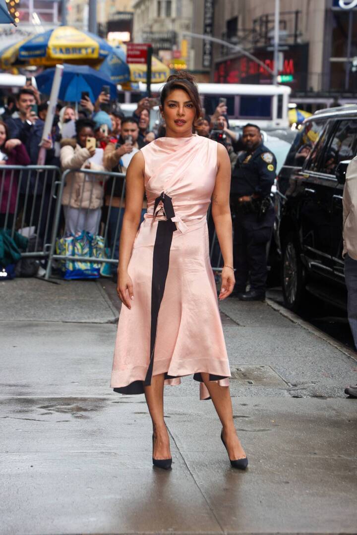 Приянка Чопра - самый свежий взгляд на весенние ботильоны.