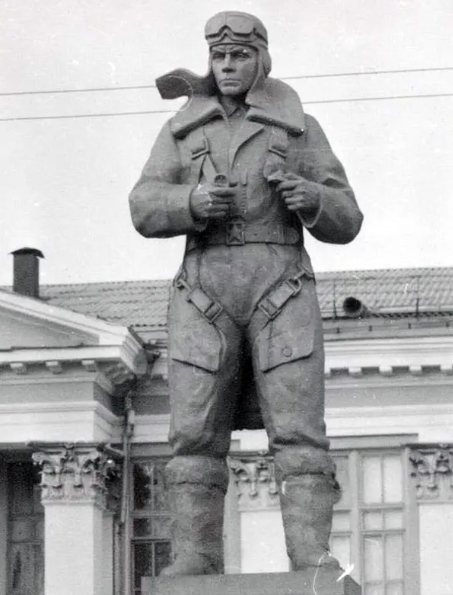 «Подбит, иду на таран». 116 лет со дня рождения военного лётчика, героя Советского Союза Гастелло Николая Францевича.