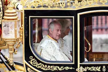 Коронация короля Карла III: новости в прямом эфире: Король, королева Камилла отправляются на коронацию, принц Гарри входит в Вестминстерское аббатство