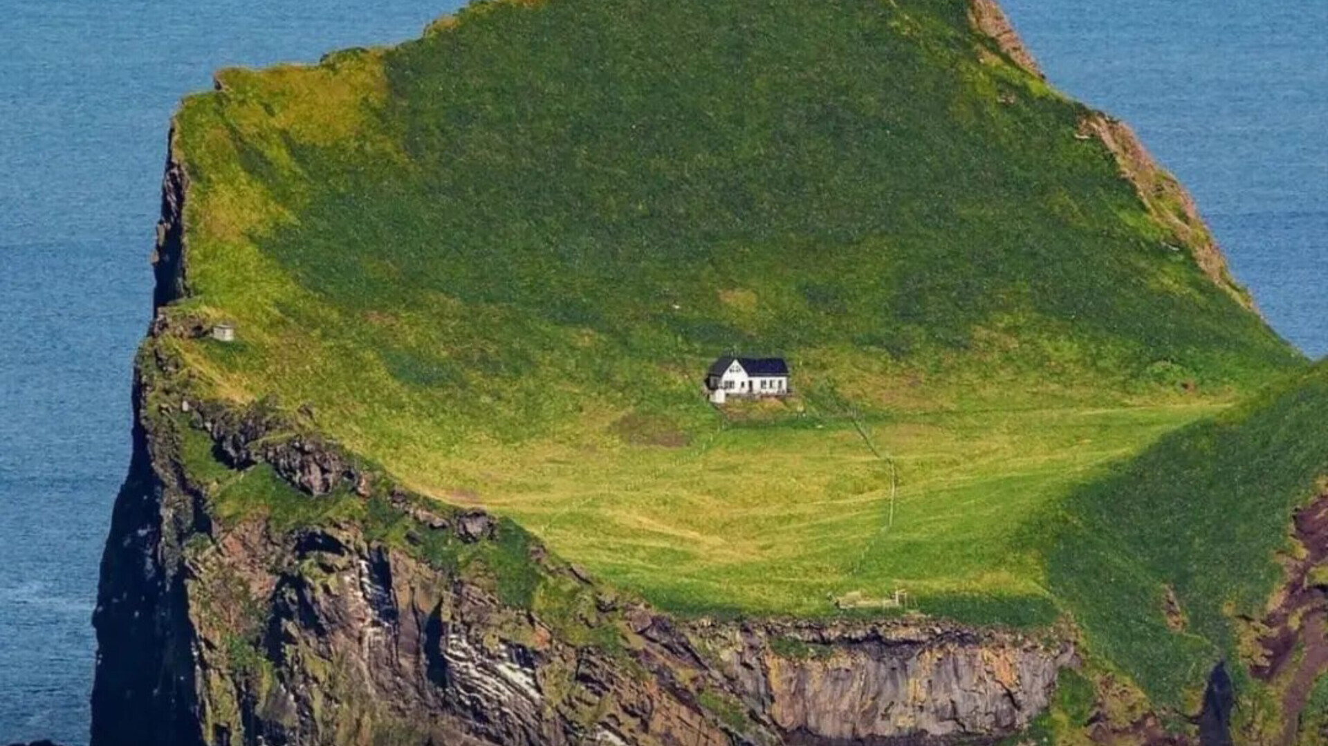 Исландии на острове Эдлидаэй дом кто живет