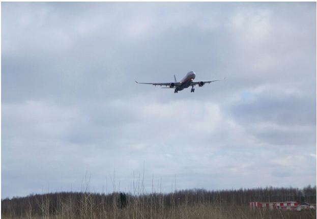 По сообщению пассажира, во время посадки в Шереметьево неопознанный дрон атаковал пассажирский самолет Airbus A320.