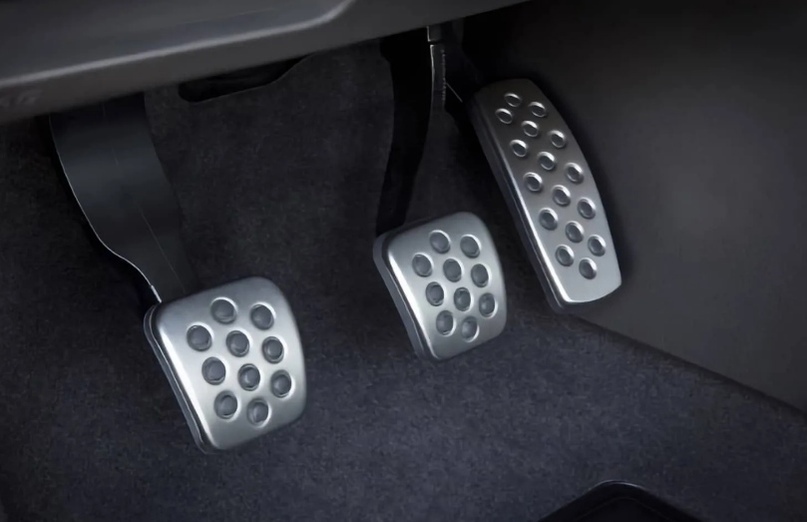 Из за чего слышно шипение при нажатии на педаль тормоза.