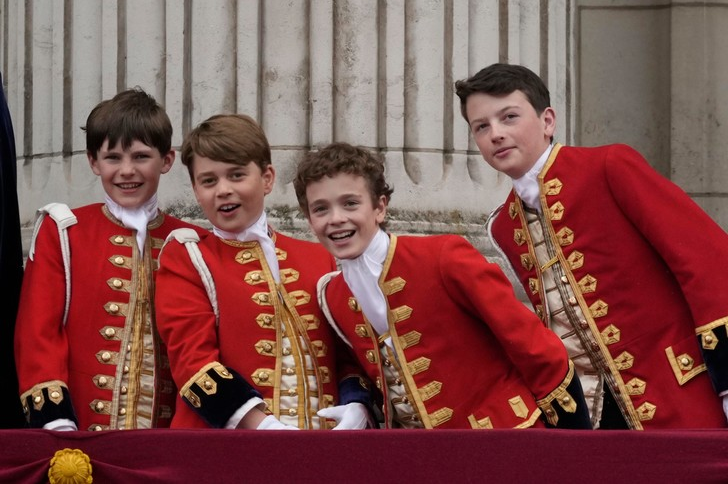 Ребенок Елизаветы II корчил рожи во время коронации