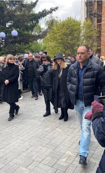 Пугачева простилась с Юдашкиным на Троекуровском кладбище, но воздержалась от посещения места захоронения дорогого человека.