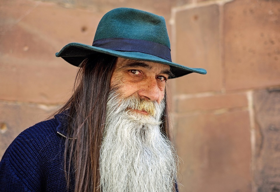 Наступает новый век. Что мечтаешь, человек, ты увидеть в этом веке, в этом бешеном забеге?