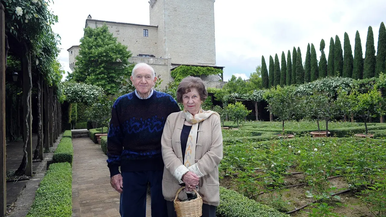 Они купили огромный обветшалый итальянский замок и превратили его в роскошное убежище