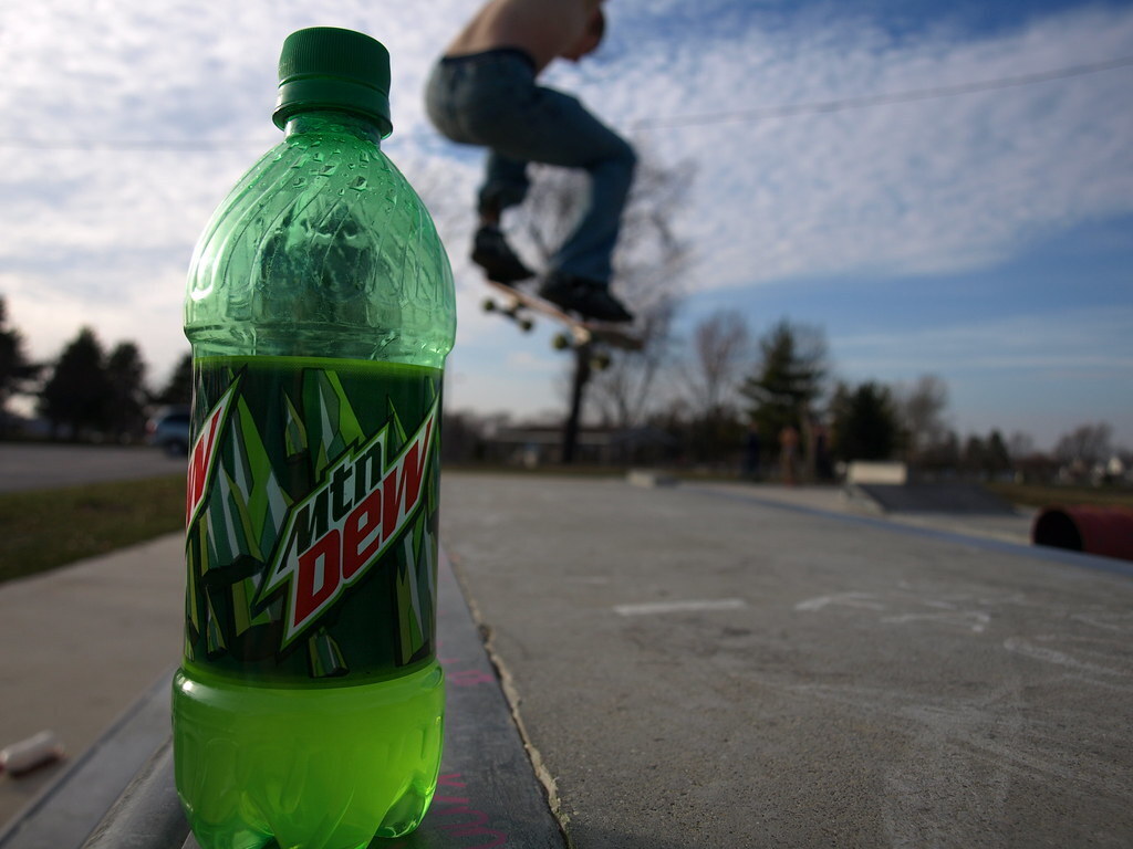 Mountain dew песня. Маунтин Дью Узбекистан. Nike Mountain Dew. Mountain Dew скейтборд. (Mountain Dew Maui Burst) 355мл.