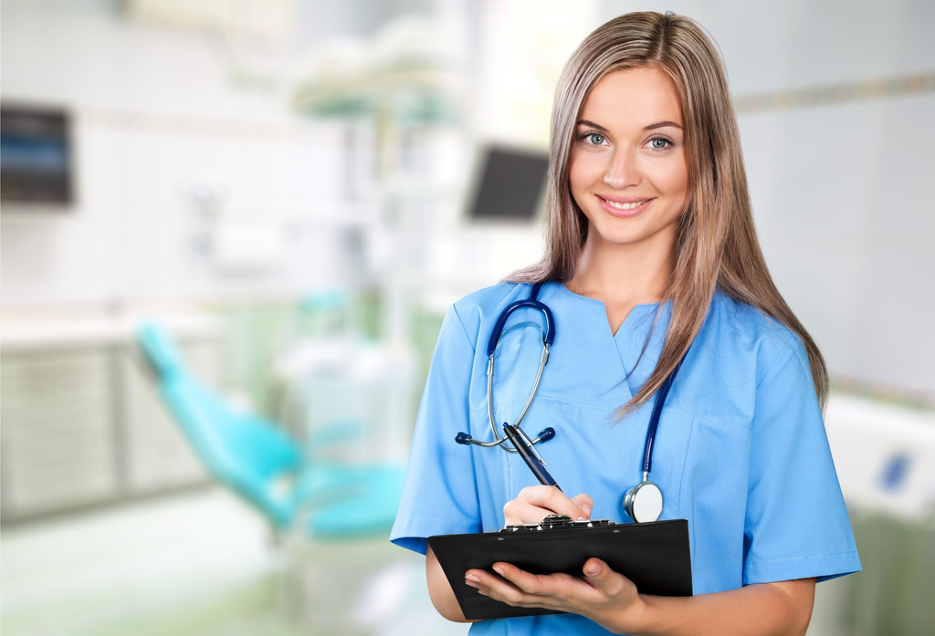 «Пройдите к медсестре»: зачем в России хотят передать часть обязанностей врачей медсестрам?