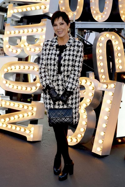 Робби в купальнике, Фаннинг, украшенная стразами, и Йовович в мини-платье были среди звезд, замеченных на показе круизной коллекции Chanel.