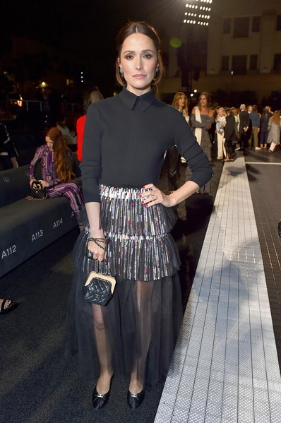 Робби в купальнике, Фаннинг, украшенная стразами, и Йовович в мини-платье были среди звезд, замеченных на показе круизной коллекции Chanel.