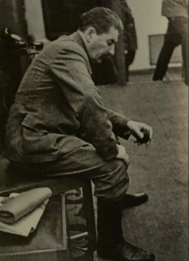 История одной фотографии. Редкая фотография Сталина после совещания в критически сложном 1941 году!