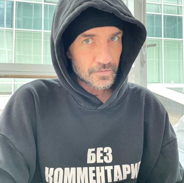 Авербух заявил, что помогает Костомарову с личными финансами, но деньги со зрителей не собирают.