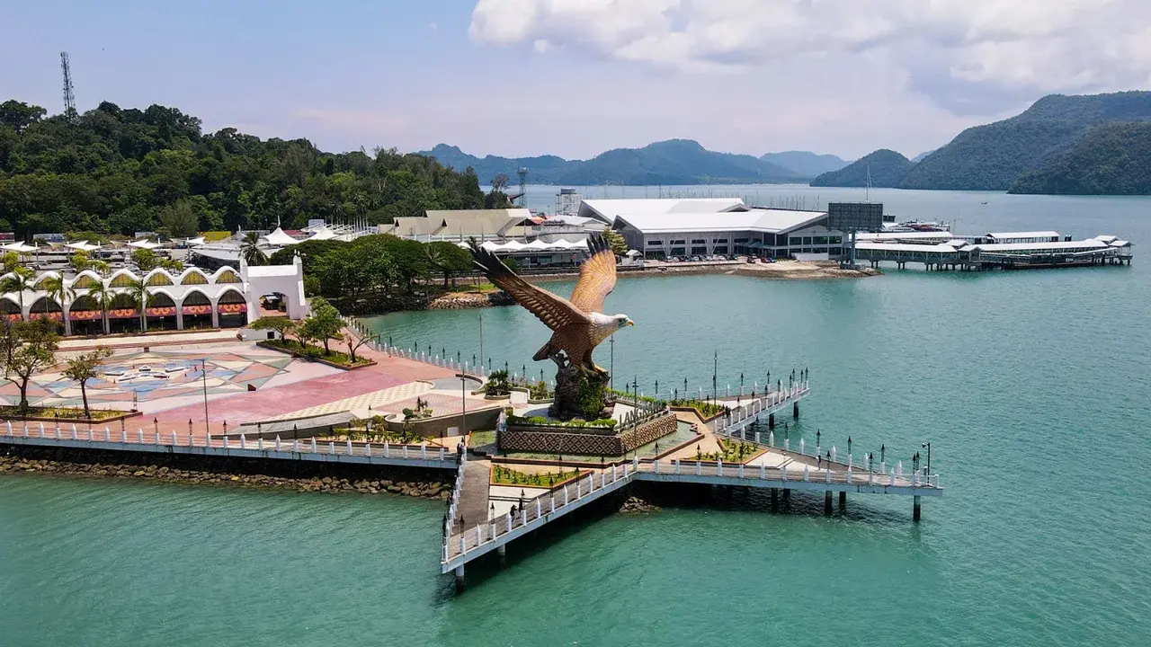 Мальчики 6 и 3 лет разбили машину родителей, когда ехали за игрушечной машинкой