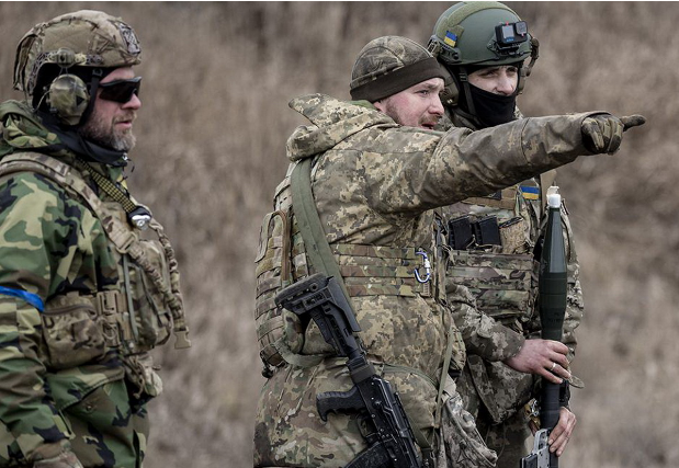 Военные эксперты проливают свет на причины решения Украины отложить ожидаемое контрнаступление против российских войск.