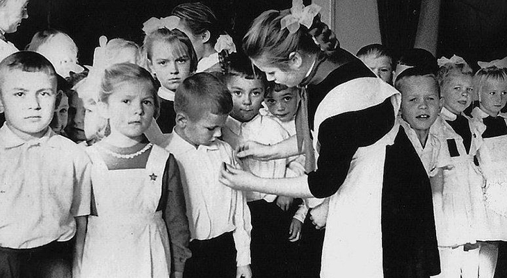 Назад в СССР: октябрята, пионеры, комсомол. Помните, как это было? Необходимо ли вернуть эти организации сейчас? Реально ли это?