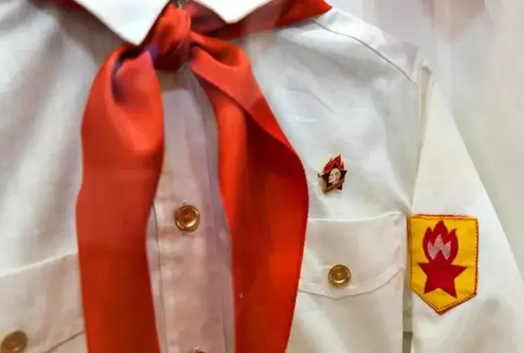 Назад в СССР: октябрята, пионеры, комсомол. Помните, как это было? Необходимо ли вернуть эти организации сейчас? Реально ли это?