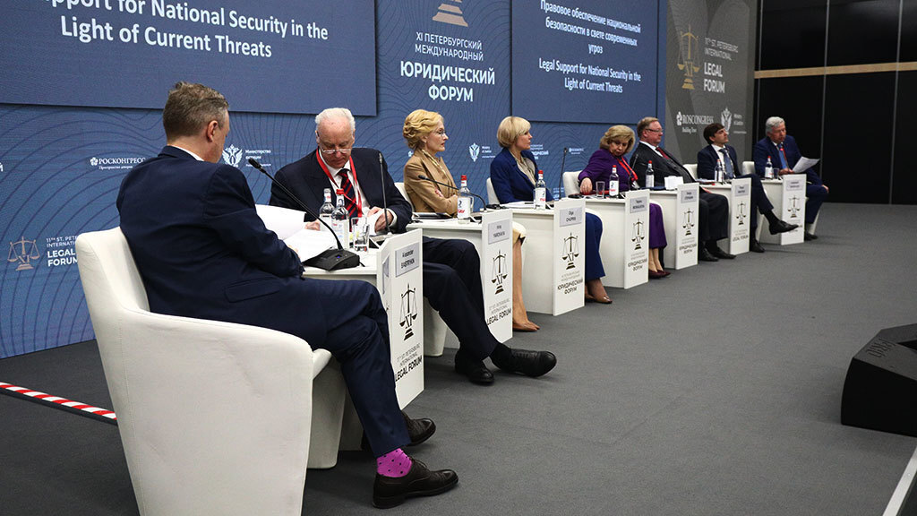 "Регулятор криптовалюты в России: Замглавы Минфина предлагает кандидатуру ФНС"