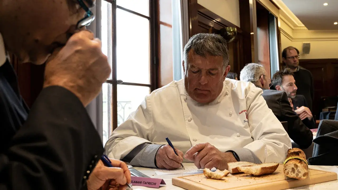 Он делает лучший багет в Париже, но он не из Франции.