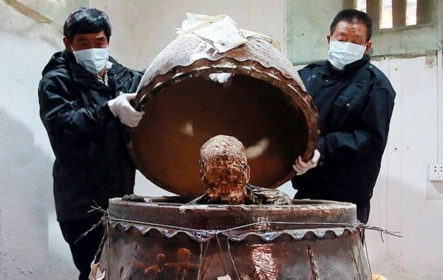 Мумифицированный труп китайского буддийского монаха превратился в золото в ходе причудливого ритуала