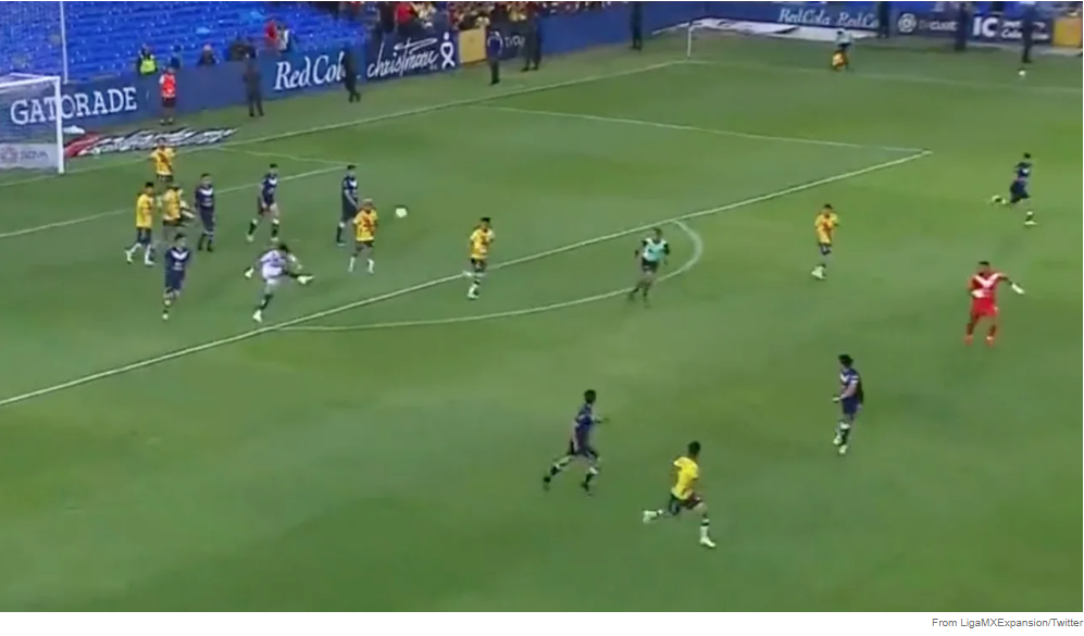 Вратарь забивает гол из собственной штрафной площади в дикой концовке мексиканского футбольного матча