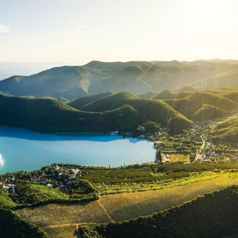 Краснодар и его окрестности славятся множеством живописных мест, которые заслуживают внимания. Если вы ищете место для отдыха, то у вас есть варианты!