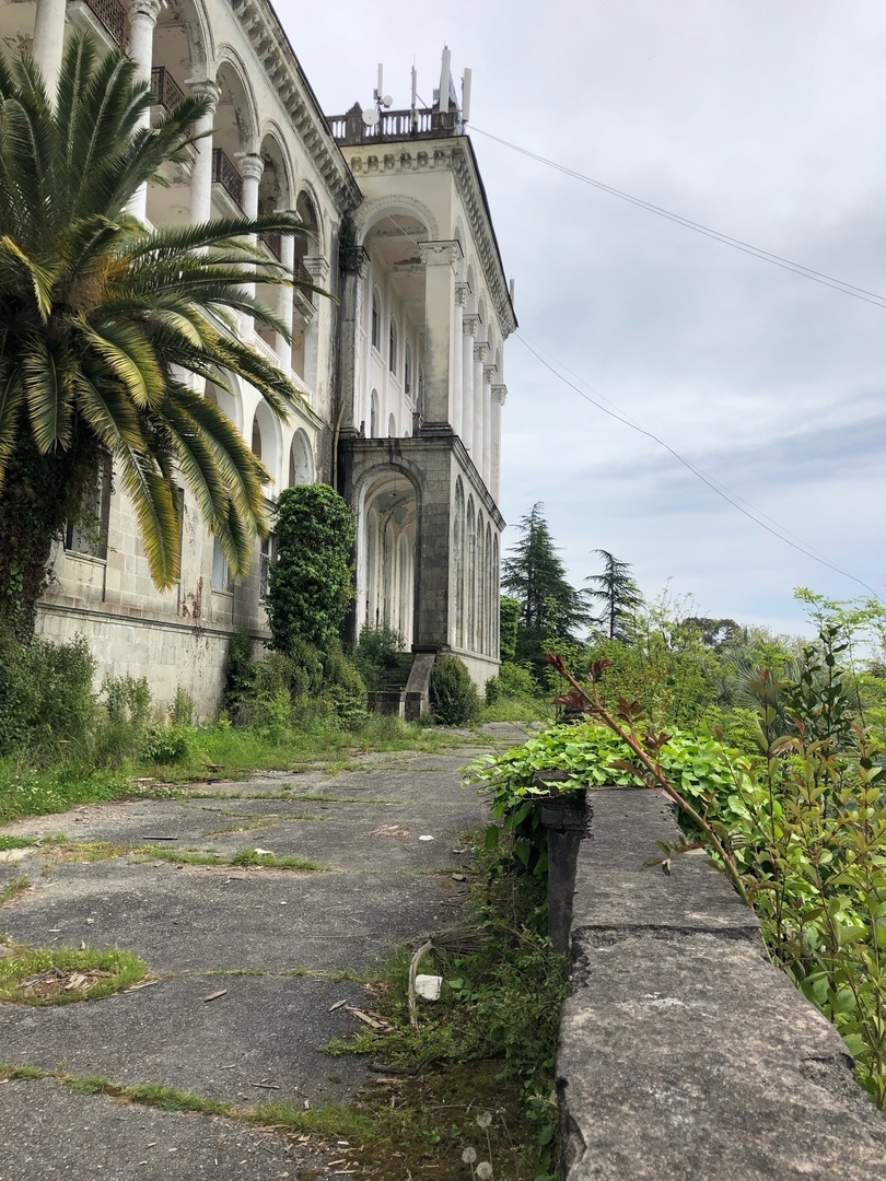 Заброшенный санаторий "Грузия" в городе Гагры. Абхазия.