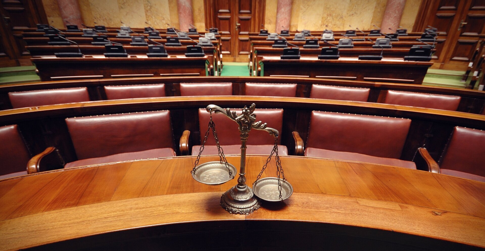 Тяжела и неказиста жизнь российского юриста. Кто ходит в суд, тот в цирке не смеётся. «Пояс верности»