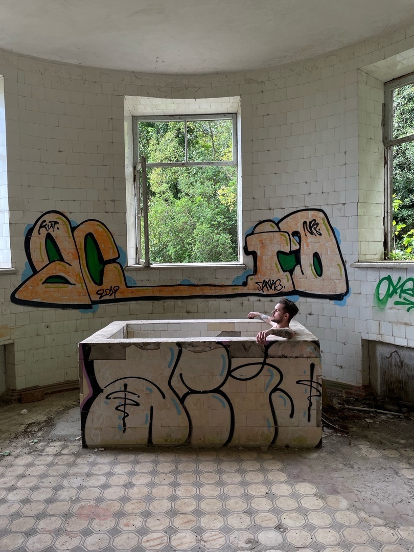 Заброшенный санаторий "Грузия" в городе Гагры. Абхазия.