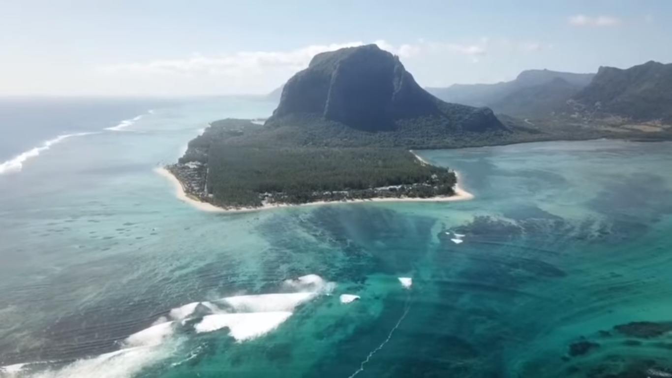 "Таинственный подводный водопад Ле Морн-Брабант"