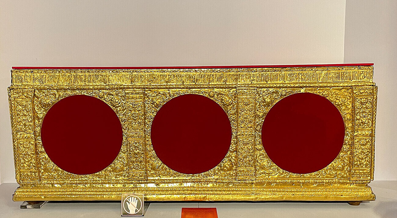 Усыпальница Александра Невского: почему петербургская реликвия уходит из Эрмитажа