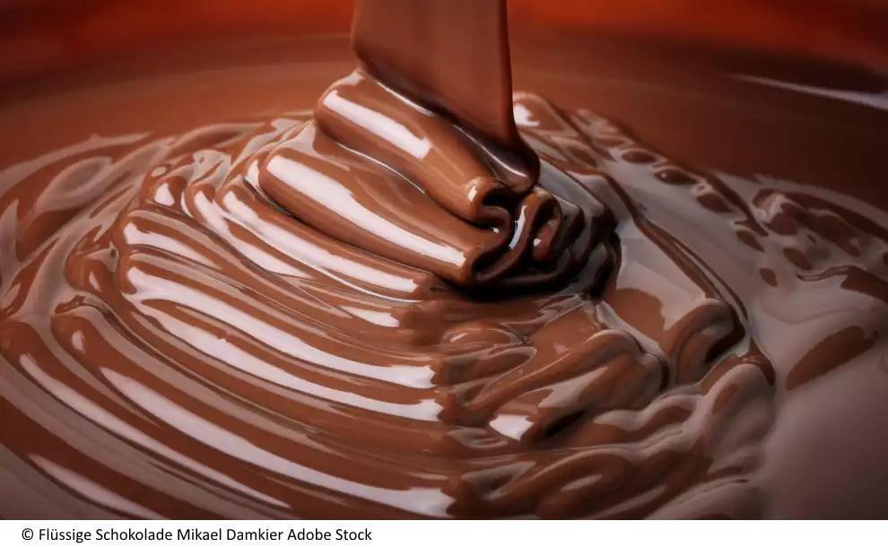 Искусственный язык «облизывает» шоколад.