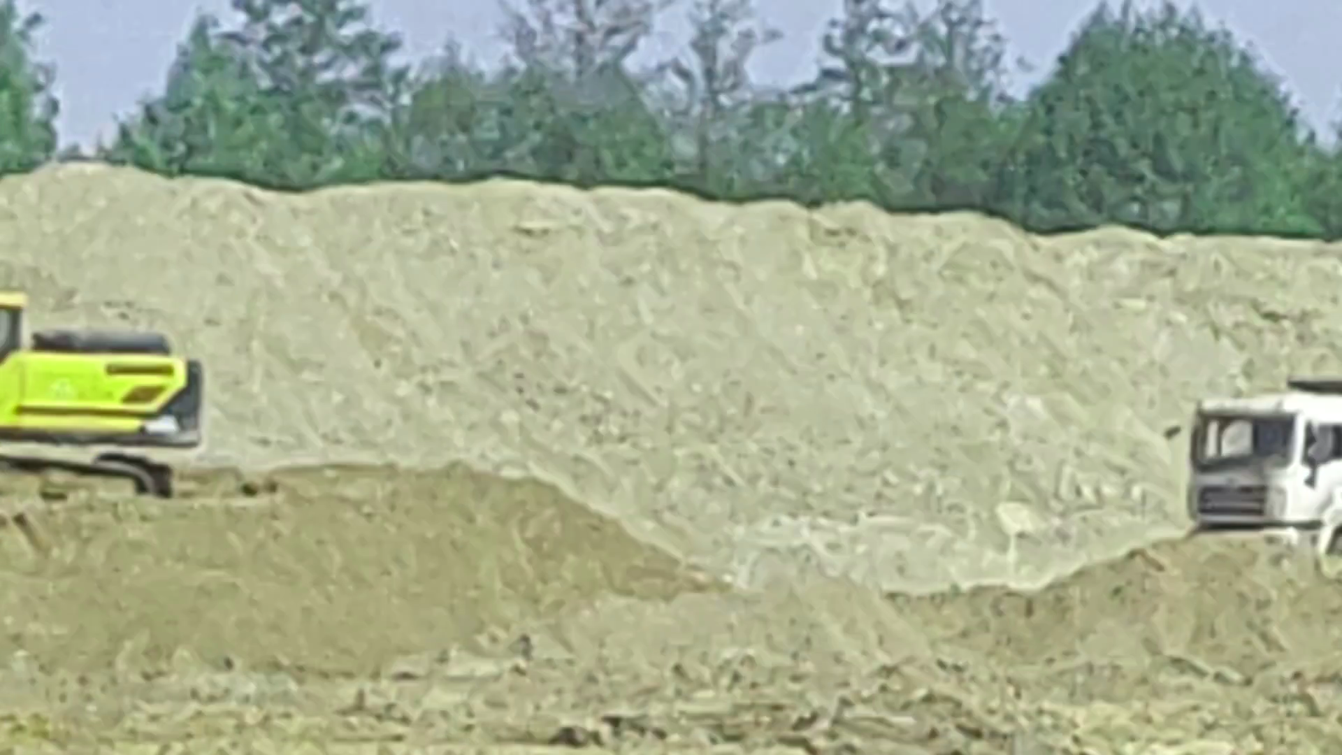 Несмотря на то, что люди задыхаются в прямом смысле, по некоторым источникам ухудшилось качество воды в деревне. Карьер продолжает функционировать