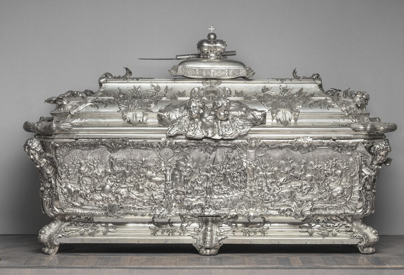 Усыпальница Александра Невского: почему петербургская реликвия уходит из Эрмитажа