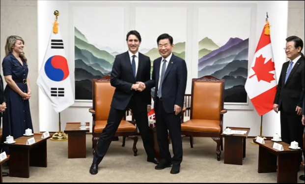 Поза Трюдо в широкой стойке с корейским политиком расколола критиков