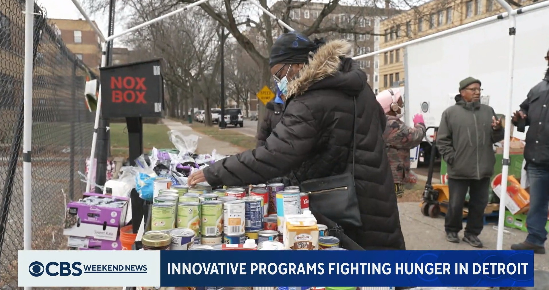 В Детроите США раздают почти просроченные продукты нуждающимся